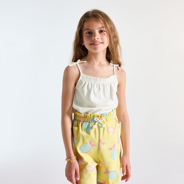 قميص داخلي سادة بحمالات رفيعة أبيض اللون للفتيات